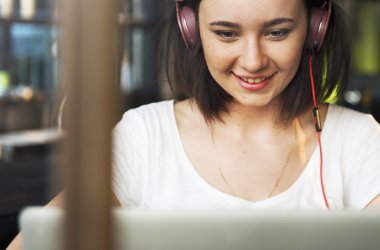 Dizüstü bilgisayarda çalışan kadın