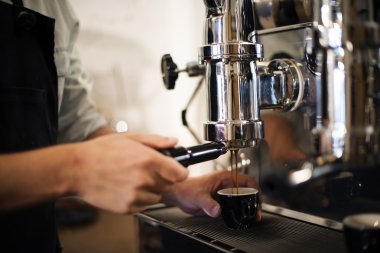 Barista kahve yapıyor makine 