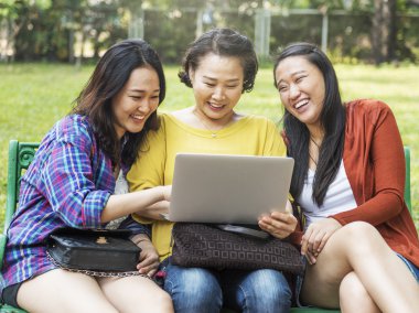 Çok güzel anne ve kızları