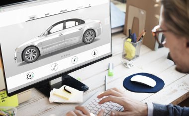 Ofisteki işadamı bilgisayarla çalışıyor