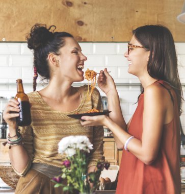 Arkadaşlar birlikte mutfakta