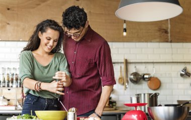 Çift birlikte yemek