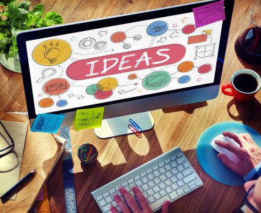 Bilgisayar kullanan adam 