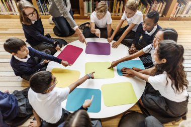 Kitaplığı'nda okuyan çocuk