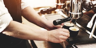 Barista kahve yapıyor makine 