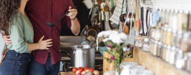 Çift birlikte yemek