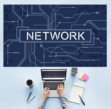 ağ ile masa üstünde laptop