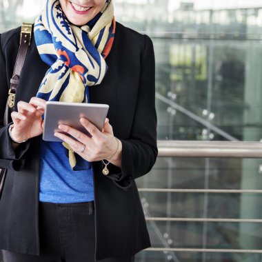 İşkadını dijital cihaz ile