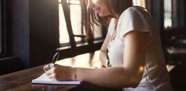 Defterde yazan kadın