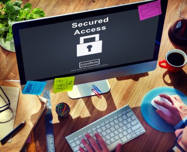 Bilgisayar kullanan adam