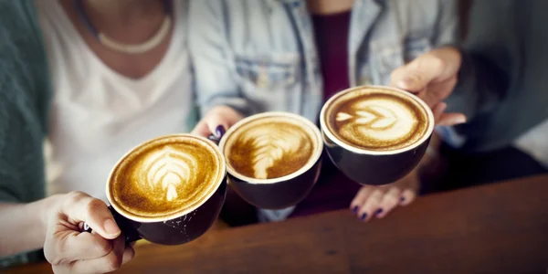 Vrienden die koffie drinken — Stockfoto