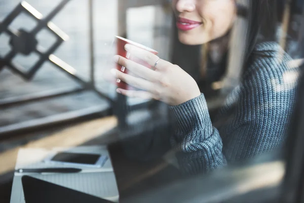 Frau mit digitalem Gerät und Kaffee — Stockfoto