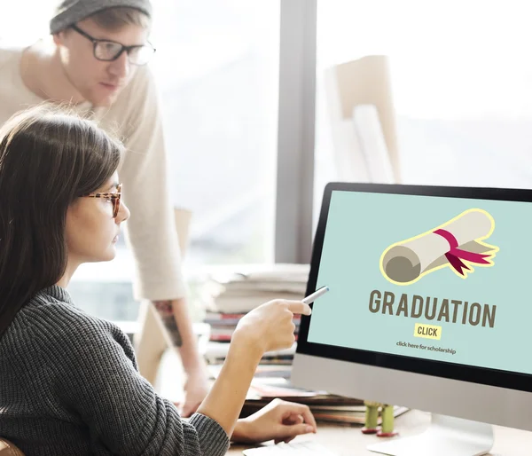 Mulher mostrando no monitor com graduação — Fotografia de Stock