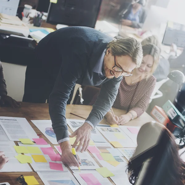 Hommes d'affaires au bureau — Photo