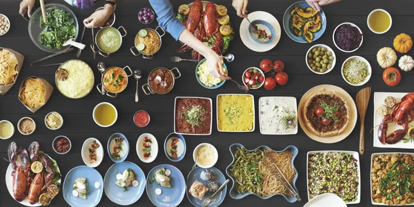 Amigos comendo para grande mesa — Fotografia de Stock