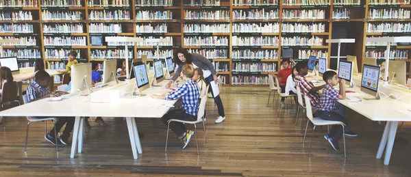 Compagni di classe che hanno lezione con insegnante — Foto Stock