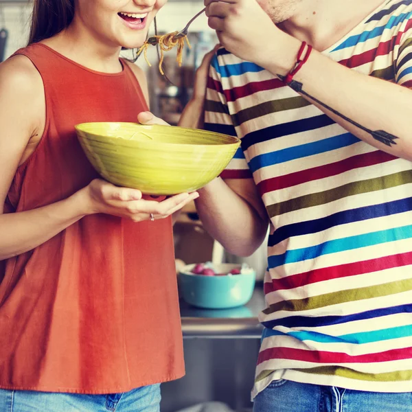 Casal juntos cozinhar — Fotografia de Stock