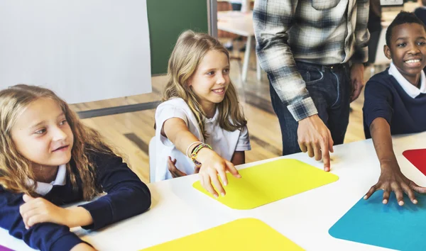 Kinder lernen in der Bibliothek — Stockfoto