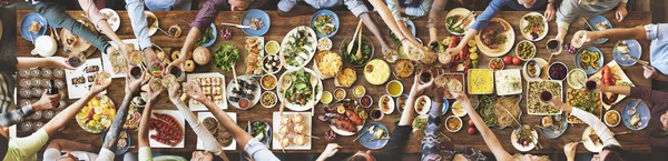 arkadaşlar büyük tablo için yemek