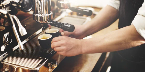 Barista maskin gör kaffe — Stockfoto