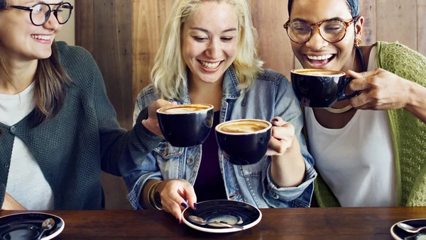 Vrienden die koffie drinken — Stockfoto