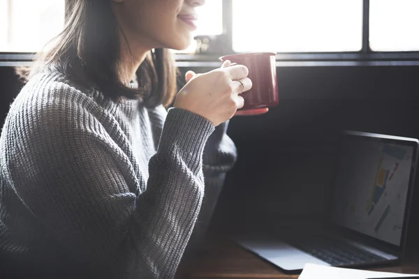 Femme avec appareil numérique et café — Photo