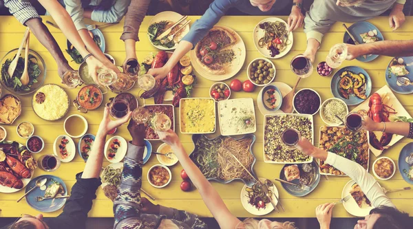Τους φίλους που τρώνε για μεγάλο τραπέζι — Φωτογραφία Αρχείου