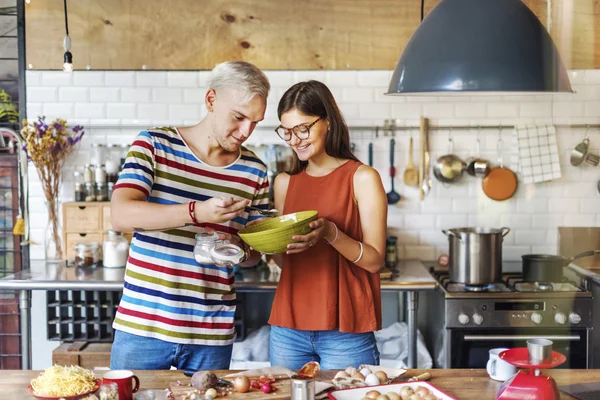 Paar samen koken — Stockfoto