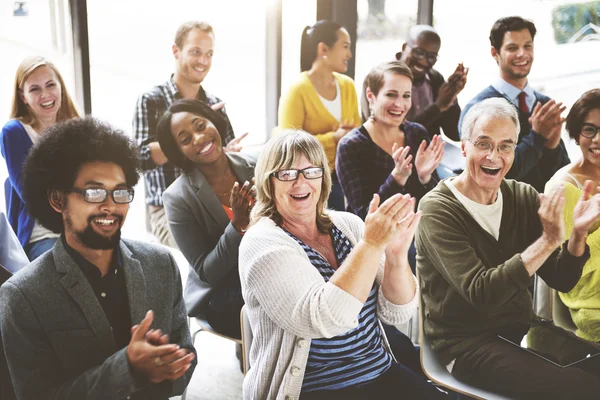 Diversidad de empresarios reunidos en la reunión — Foto de Stock