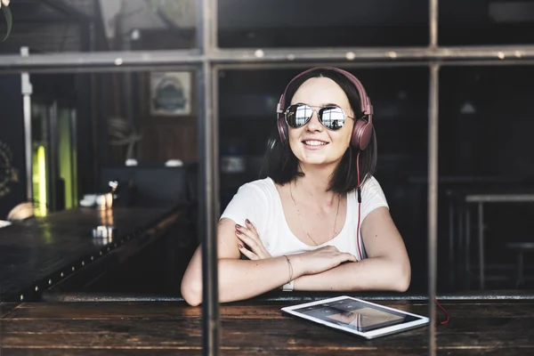 Wanita mendengarkan musik — Stok Foto