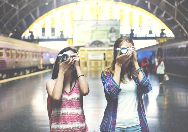 Fotógrafos meninas viajando — Fotografia de Stock