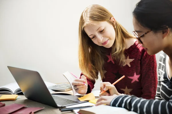 Przyjaciele burzy mózgów w College — Zdjęcie stockowe