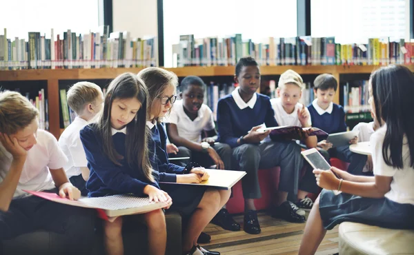 Les enfants lisent des livres — Photo