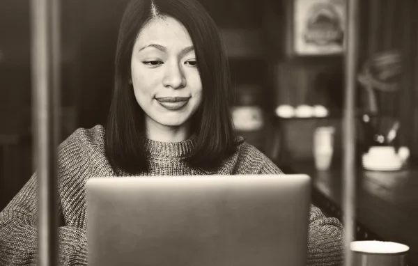 Aziatische vrouw met laptop — Stockfoto