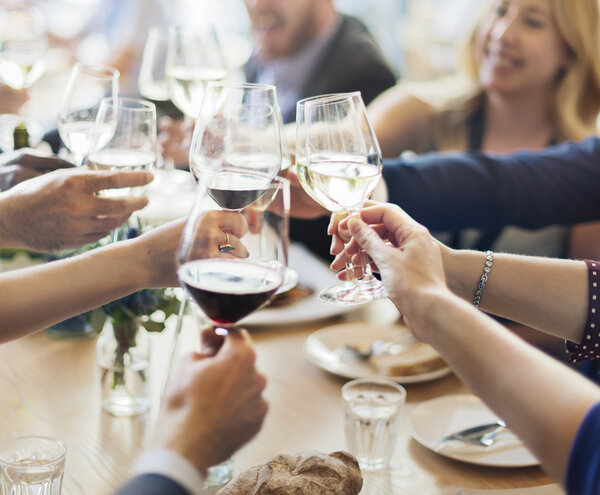 People cheers with glasses — Stock Photo, Image