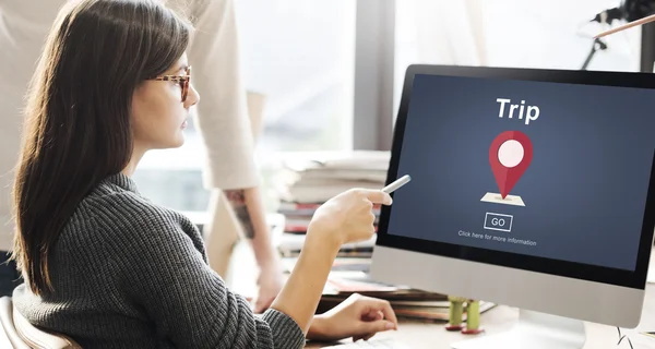 Mujer mostrando en monitor con viaje — Foto de Stock