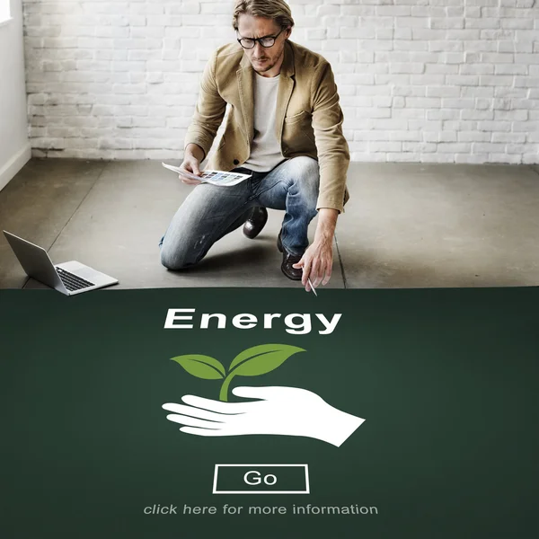 Empresario trabajando con energía — Foto de Stock