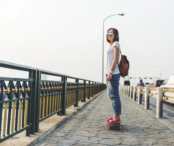 Joven hipster con monopatín — Foto de Stock