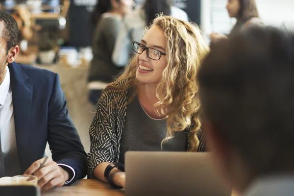 Personer diskussion affärsidéer — Stockfoto