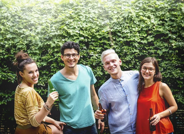 Друзі з пивом на відкритому повітрі — стокове фото
