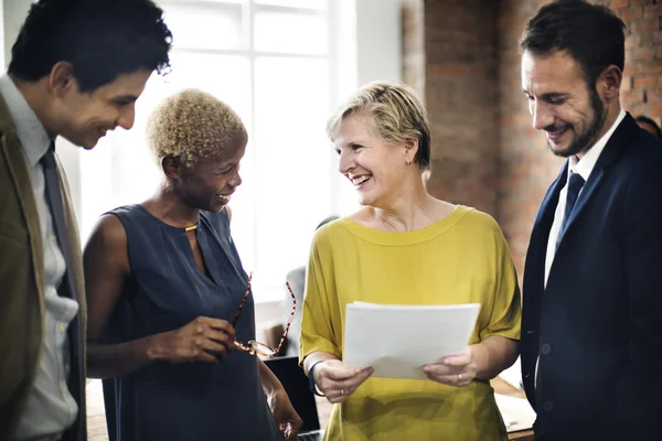 Team di lavoro con documenti che discutono — Foto Stock