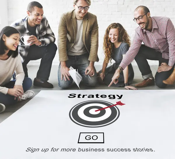 Ontwerpers werken met poster en strategie — Stockfoto