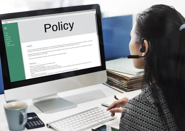 Computer mit Politik auf Monitor — Stockfoto