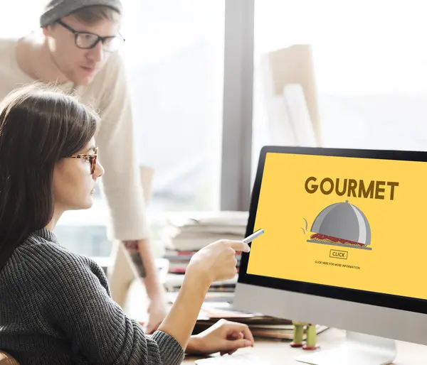 Vrouw weergegeven op de monitor met gastronomische — Stockfoto