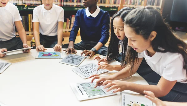 Kinder benutzen Laptops — Stockfoto