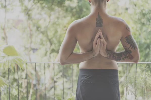 Hombre practicando Pose Yoga —  Fotos de Stock