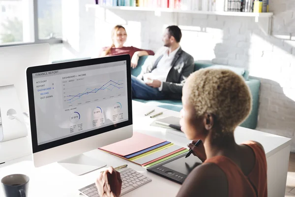 Geschäftsleute im Büro — Stockfoto