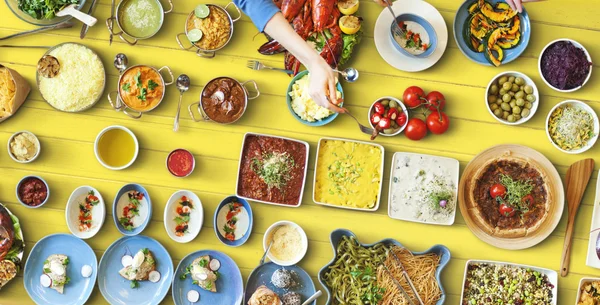 Amigos comiendo para la mesa grande —  Fotos de Stock