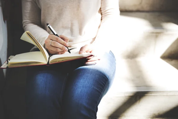 Asiatiska Lady Writing i anteckningsboken — Stockfoto