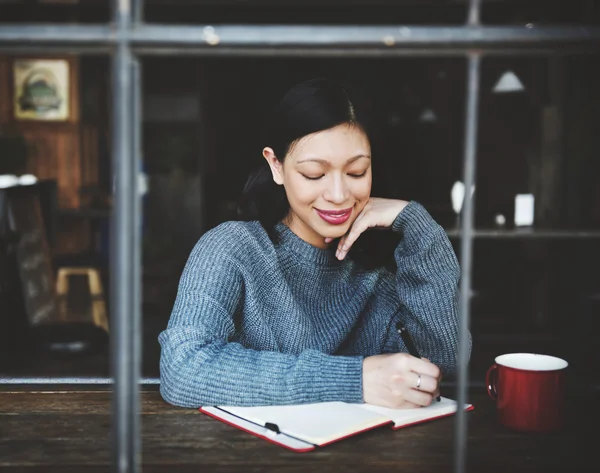 Asiatic Lady Writing in Notebook — Fotografie, imagine de stoc